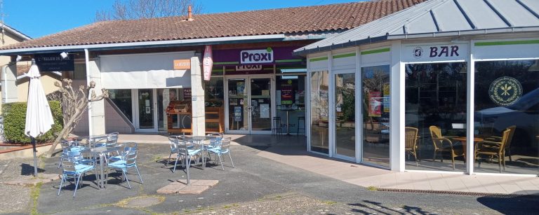 Façade Bar-tabac-FDJ-restaurant-Supérette Vue d'une façade de commerces avec un bar et un magasin à proximité.