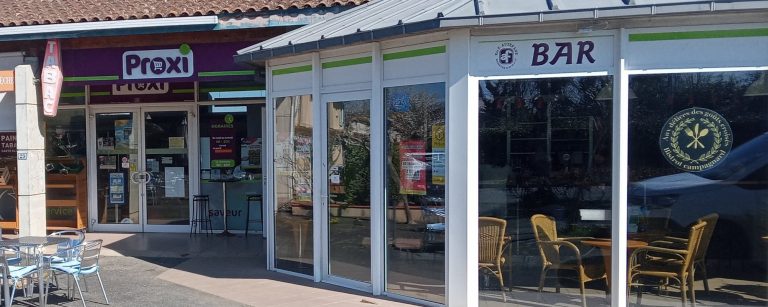 Vue d'une façade de commerces avec un bar et un magasin à proximité.